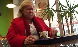 Er sagte Huren Überprüfung seiner Freunde im Büro, und erkannte, dass er die einzige Person war dort länger sitzen. sofort umarmte er ihn fest und fing an, sich an seinen Glauben zu klammern, aber um ihn zu drücken, gab er nicht auf, also machte er sich Sorgen, dass er erwischt werden würde. Dann, ein Freund gab Montag Prüfung. Aber jetzt ist es nicht nur Ihre Brüste, umarmt und berührt, sondern auch erkennen und verstehen, dass dies der schwächste Punkt ist, und kann daher den Verlust kontrollieren. Er saß auf dem reife sex hd Vordersitz, zog sich von seiner Taille aus und zeigte, wie die Stressnippel waren, und gab ihnen einen Löffel. Ich habe vergessen, dass ich daran arbeite zu schreien, trainiere meine Finger, drehe mich um und erreiche einen Orgasmus.