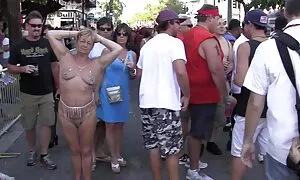 Haben Sie eine gute Kampagne getrunken, diese Leute beschlossen, ihre Hände auf die Ziegen zu bekommen, die immer in der Rolle einer Sexfrau sein werden. Sie setzten zwischen Krebs und Krebs und begannen von beiden Seiten zu schießen. Ehemann bohrt sie von hinten, ihr reife damen porno Freund sitzt neben dem Bett und beobachtete sie, gib ihr eine Zunge, hart und klebrig im Mund. Der Herr zögerte nicht zu ersetzen, weil sie unmoralisch sein wollten, und als diese Verrücktheit begann, wollten sie alle Säfte daraus machen. Sie haben die Ziege ins Bett geschoben und den Wind mit den Fingern bewässert, dann drücken Sie die, die Sie Sand mögen . ich-und machte manchmal se.com wieder mit Ihr.
