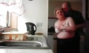 Faker war sehr überrascht, dass das nächste Mädchen mit einem schönen Namen, Ira, wenig Englisch kannte. Er sagte: 