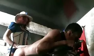 Nachdem sie mit Sohn in den Raum getreten war, war Mutter enttäuscht, dass sie nicht dumm ist, sondern ständig reife porn im Lehrbuch sitzt. Aus diesem Grund gab sie ihm und ließ ihn ihre Muschi genießen. Zadrot leckte sie glücklich, und das machte Mama glücklich. Zu diesem Zweck fand sie das Loch und sah das Gute. mit Neugier, Mutter und Ende mit dem Bauch.