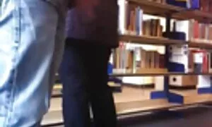 Nur eine Frau verlor das Lesen der Zeitschrift, bis ihr geliebter Sohn in ihr Zimmer schaute. Das Paar drückte schnell die Presse aus und lag 69 auf einem schmalen Bett, arbeitete hart mit seinem Mund und reife porn wurde aufgeregter. Wenn das Problem mehr ein Mangel an Erfahrung war, Junge, versuchen Sie, die Frau seines geliebten Vaters zu befriedigen.