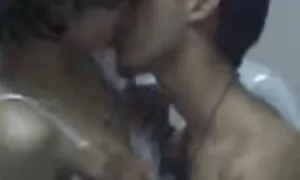 Nicht zu groß, aber das paar se.er auf der couch. Die Frau führt und porn reife beschleunigt, Mann, bringt ihn zum Orgasmus, so dass Sperma nach unten fließt, ist sichtbar.