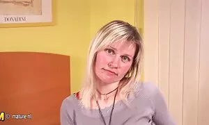 Die junge Frau kam zum Porno, und der Betreiber begann, Sie nach ihm zu fragen. Zeig mir, wo ich liegen soll. Er nahm seinen Penis heraus und die Blondine begann zu masturbieren. Pussy, Arsch stretching, Eier und Lesben. Sie wurde Krebs reife frauen hd porn und nahm einen Schwanz, der in ihren Arsch eindrang. Aber dann verwöhnte er alle Löcher und endet mit der perfekten Gesichtsbehandlung.