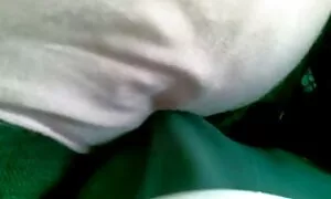 Die sportliche Umgebung ist verborgen und sie wartete darauf, dass ihr Mann zustimmte, einen Mann mit ihr schlafen zu lassen. Ziege hebt sie in einem kurzen Rock mit einem 