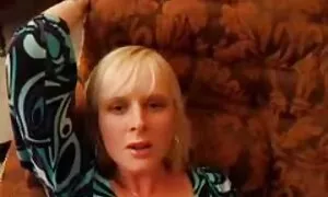 Schau dir das Zimmer seiner Freundin an, ich fand sie in einem interessanten Zustand. Die Mädchen knien auf dem Bett und berühren ihre Brüste mit ihren Händen, was ihre Aufregung verursachte und keine Angst hatte, eine angenehme Fortsetzung von ihr zu hoffen. Sie zog den Plug aus ihrem Höschen, streckte ihre Oberschenkel in kostenlose sex videos reife frauen verschiedene Richtungen, befeuchtete die Finger mit ihren Lippen und fing an zu masturbieren. Der starke Mann wird nicht lange in Ihrer Partei sein, sie werden sich vereinen. Zwei Finger gepflanzt in Pussy lecken Zehe mit dem Mittelfinger. Er zog eine Pistole auf die Haut, die ihn zwang, die Zunge rhythmisch zu machen und drückte sofort seinen Sturz vom Penis von oben. Sie lag auf dem Schlagzeug und der Typ schüttelte heftig, als er ihre großen Titten zurückdrückte. Plötzlich änderte sich das Loch und überraschenderweise half das Mädchen sofort, den Arsch zu ziehen, indem es die Position änderte. Dann legte der Mann es wieder auf sein Gesicht und pumpte sie wie einen Körper, nicht das Sperma, das ihn auf sein Gesicht legte.