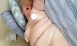 Mein Mann ging mit seinem Mitbewohner und bat ihn, den Film auf seinen Daumen zu reife frauen gratis video legen, um ihn neben diesem Kerl sitzen zu sehen, und sie fangen an zu sehen, was Sie ausgewählt haben. Unerwartet für sie öffnete sie ihren Porno, und ihre Tochter war ein wenig rot, aber sehr bald überzeugt sie sie, mich zu haben. Der erste Teil in der Taille, die Hände ziehen Hosen an und fangen an, seine Kappe zu berühren. Nachdem dies war und sah, was sie taten, bis er eingeladen wurde, teilzunehmen. Das Mädchen küsst das Mädchen nach ihrem Kleid und Fingern auf ihre Unterwäsche und beginnt, den Hut von dort zu reiben. Sie weigern sich, diesem Mann seine Zunge zu geben, legen sie dann in eine 69-Grad-Position und legen die Spitze von hinten in die Vagina. Er änderte seine Haltung und legte das Zeichen von Krebs, bis er sich wohl fühlte, lecken. Wir essen und gehen zum nächsten Abschnitt. Er fand schnell, fast fertig, ziehen Sie die Röhre und schnürte sofort Ihr Gesicht mit Sperma.