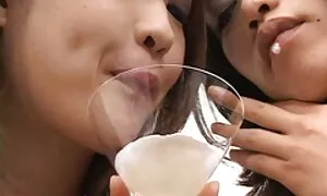 Die Blondine erwachte aus der Tatsache, dass eine Hitze ein Mitglied zwischen ihren video sex mit reifer frau Beinen liebte, und das Mädchen stimmte zu, das Mitglied mit zwei Füßen ihrer Strümpfe zu masturbieren. Als die Beine stark und konisch waren, bildeten sich Falten und begannen zu saugen. Sie zog an der Unterseite gebogen fest und zog sie mit einem Mädchen an den Körper zurück. Sie drehte sich um und fand große Titten unter ihren Socken.