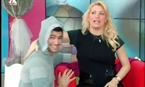 Die junge Blondine war am Limit und konnte sie nicht zum Orgasmus bringen, bis sie videos reife frauen es in das Loch schaffte und anfing, ihren Kitzler auf der Zunge zu schütteln. Montag, blond, stand neben ihr, und berührte die Brustwarze mit ihren Lippen, seine feste und sie half, den inneren Stress zu erhöhen. Sie brachten Hunde mit Krabben direkt nach dem Ziehen der Rückseite des Autos hinter Vibration. Dann ändern die Mädchen die Position von sich selbst, laufen in einer Schleuder und ziehen weiter den Hut. Dann legen die Mädchen den Trainer in einen Sessel und genießen das außergewöhnliche Training in der Vagina.