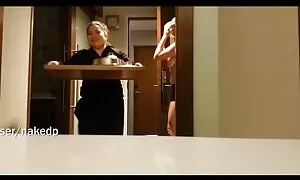 Als ein junges Mädchen betrat das Haus, ein Klempner Befestigung Wasserhahn in der Küche. Er verstand, dass seine gebrochenste Fantasie wahr wurde und begann, das Personal zu verführen. Er kann nicht widerstehen und berührte seine hand. Sie ist ein Mitglied zunehmend, küssen, ihr, und Kinder können ihr Höschen nicht passen. Ich gab ihm eine Zunge ficken ihn in allen Positionen reife frauen free video in der Küche.