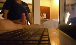 Ein schönes Mädchen, das versehentlich in einem Café sitzt, Kaffee trinkt und ein Mädchen einlädt, sie zu treffen, und sie kann ihren langen Beinen nicht widerstehen. Nach der Klinge fing der Mann an, die Finger des Mädchens zu lecken und mündliche Veränderungen vorzunehmen. Homosexuell schütteln ein Glied. Ich war oben und zog ihr Gesicht nicht. In einem Pilotstandort unten, wächst in Haufen, und fertig in reife swinger porno der Zehe.